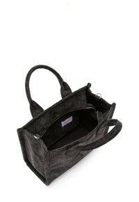 Borsa tote in tessuto nero con due manici, chiusura a zip e fodera interna liscia. Presenta un'etichetta con marchio all'interno. Superficie testurizzata.