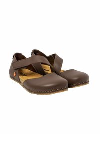 Scarpe in pelle marrone con punta arrotondata, design a strap incrociato e soletta in sughero. Dettagli cuciti lungo i bordi e suola testurizzata.