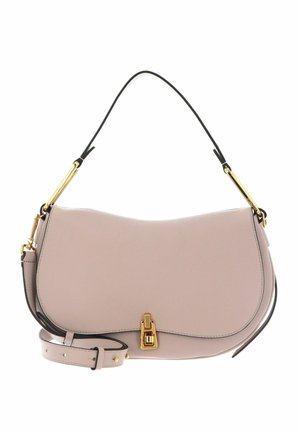 Sac à épaule en cuir beige clair avec rabat incurvé, fermoir doré, bandoulière réglable et poignée courte.