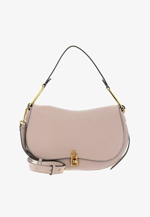 Sac à épaule en cuir beige clair avec rabat incurvé, fermoir doré, bandoulière réglable et poignée courte.