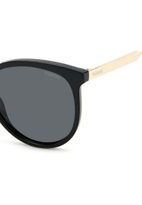 Occhiali da sole in plastica nera con lenti scure, aste in metallo gold-tone e il logo 'Polaroid' stampato sull'asta.