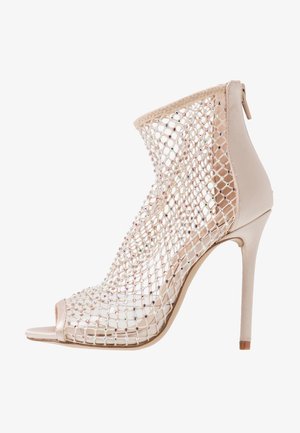 Sandale à talons hauts avec un dessus en maille transparente orné de perles multicolores. Plateforme en satin beige et talon aiguille, design ouvert.