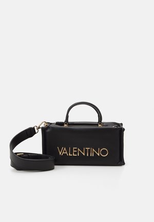 Svart läderhandväska med rektangulär form, guld "VALENTINO"-logotyp, övre handtag och justerbar axelrem. Slät yta.