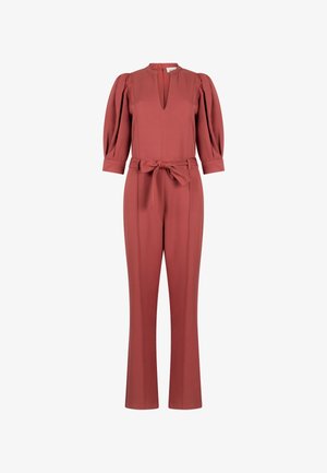 Geweven jumpsuit in roestkleur met pofmouwen tot onder de elleboog, diepe V-hals, aangesloten taille met een gestrikte ceintuur en rechte pijpen.