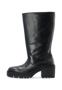 Bota de cuero negro hasta la rodilla con una plataforma robusta y tacón cuadrado. Presenta una textura suave y un detalle de costura mínima en el lateral.