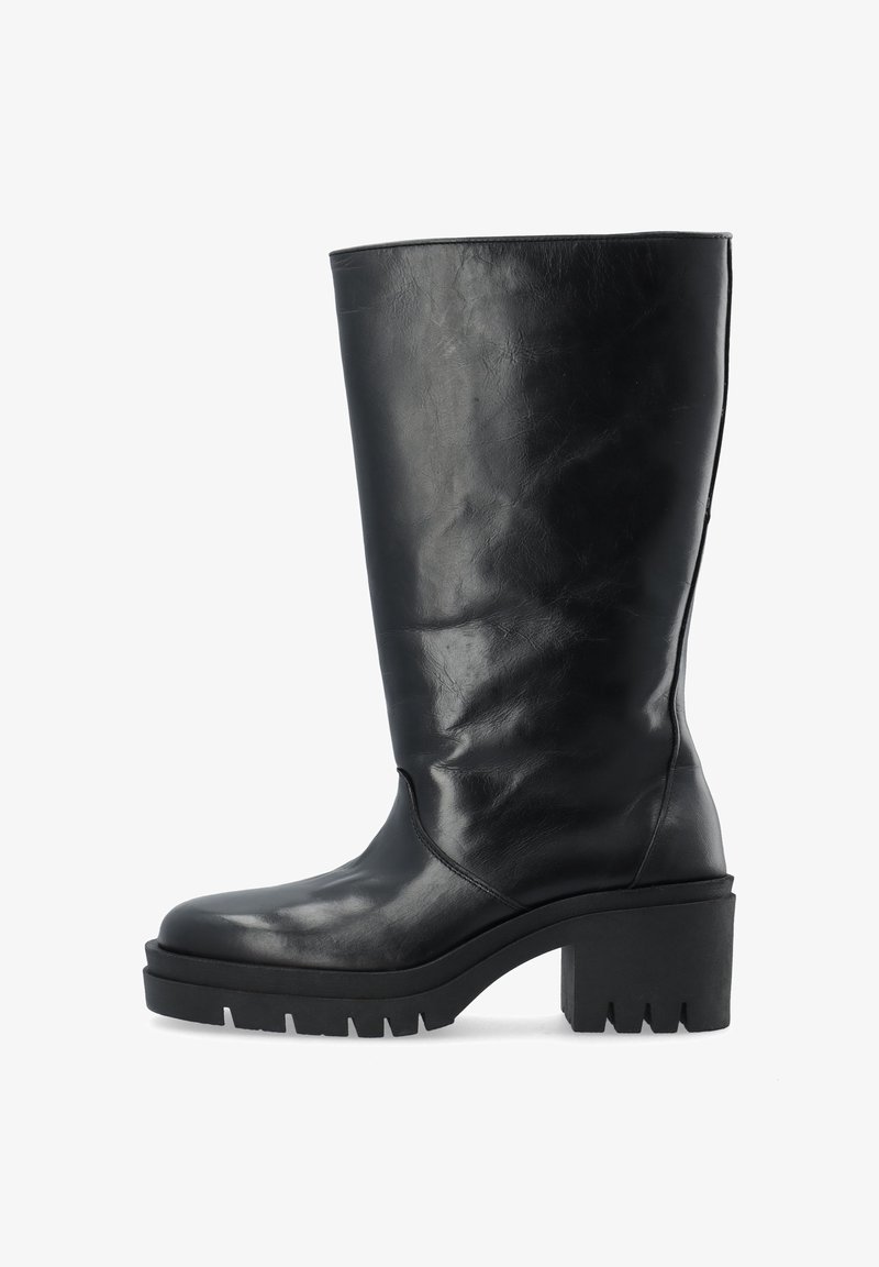 Bota de cuero negro hasta la rodilla con una plataforma robusta y tacón cuadrado. Presenta una textura suave y un detalle de costura mínima en el lateral.