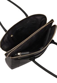 Zwarte leren handtas met ritssluiting, voorzien van twee grote compartimenten, waarvan één met een extra ritzakje, en accenten in goudkleurige hardware.