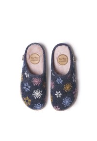 Mörkblå filtsandaler med en mjuk rosa foder, prydda med färgglada snöflingemönster och en rund beige etikett på innersulan.