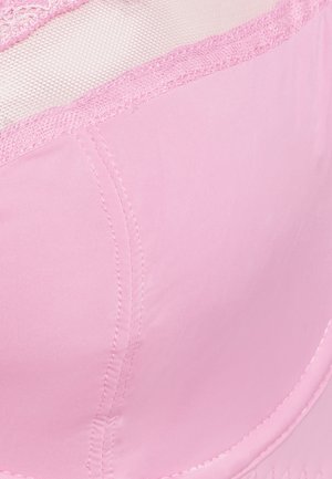 Detalj av lys rosa BH-kopp med glatt stoff, mesh-panel øverst og delikat bølget blondekant.