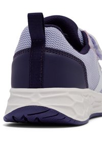 Vue arrière d'une chaussure de sport violette et lavande avec une tige en maille texturée, une languette de traction, un col rembourré et une semelle blanche amortie.