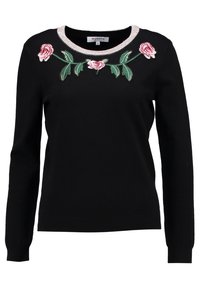 Maglione nero con maniche lunghe e scollo rotondo, impreziosito da rose rosa ricamate e foglie verdi lungo il colletto.