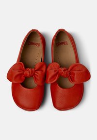 Bailarinas de cuero rojo con un gran lazo anudado en la parte delantera, puntera redondeada y forro interior beige con detalles perforados.