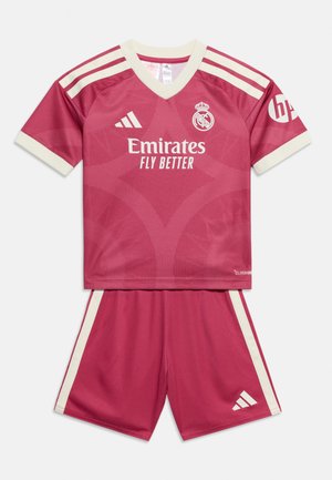 Equipación de fútbol granate del Real Madrid con franjas crema, patrocinador Emirates Fly Better, logos de Adidas y del club en la camiseta y los pantalones cortos.