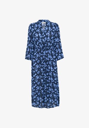 Mørkeblå blomsterkjole med trekvartærmer, stofbælte i taljen og en flydende design. Har lyseblå blomster mønstre over det hele.
