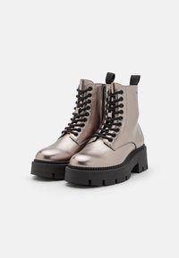 Tamaris Gležnjarji s platformo - pewter