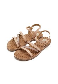 Sandalias de color beige claro con múltiples correas, incluida una correa brillante. Plantilla marrón texturizada con un patrón de estrellas. Cierre de hebilla en la correa del tobillo.