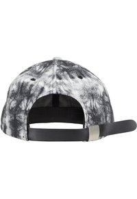 Căciulă tie-dye alb-negru cu visor curbat, curea din țesătură în spate și un accent metallic pe curea. Are orificii de ventilație.