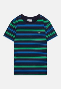 T-shirt à manches courtes avec des rayures horizontales bleu marine, vert et bleu. Présente un petit logo brodé vert sur la poitrine. Matière en coton.