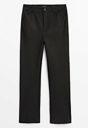 Sorte bukser med lige ben, sidelommer, bæltestropper og knaplukning ved taljen, vist på en hvid baggrund.