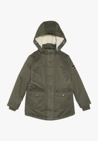 Oliwkowa parka z kapturem, z białym futerkiem wewnątrz, zamkiem z przodu i kieszeniami na zatrzaski, ściągaczami przy mankietach oraz małą naszywką na górnej części rękawa.