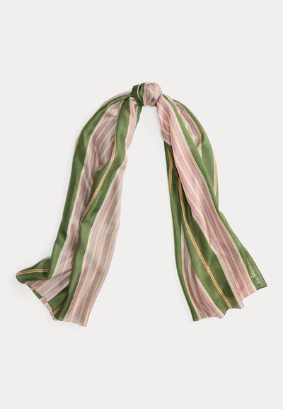 Μεταξωτό κασκόλ με κάθετες ρίγες σε πράσινο, ροζ και πορτοκαλί, ελαφρώς δεμένο στο κέντρο, απλωμένο επίπεδα σε λευκό φόντο.
