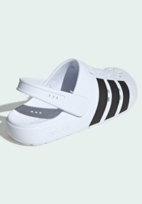 adidas Sportswear ADILETTE - Dreváky - cloud white   core black   cloud white
