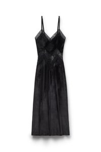 Svart klänning med tunna band, gjord av mjukt tyg. Har spetsdetaljer och ett diamantmönster på livet. Slät, helskuren kjol.