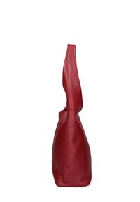 Borsa in pelle rossa con superficie morbida e texture, caratterizzata da un manico unico ed allungato e una forma arrotondata ed espandibile per una maggiore versatilità.