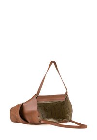 Bruine leren tote bag met een zachte suede buitenkant, enkele schouderband en een gestreepte binnenvoering. Open bovenkant met een zijvak met rits.