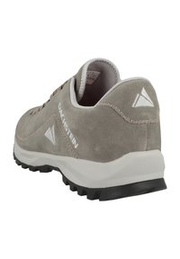 Zapato de senderismo de ante gris con un acabado texturizado, suela de goma negra moldeada y acentos de logo blancos. Diseñado para uso al aire libre con un sistema de cordones resistente.