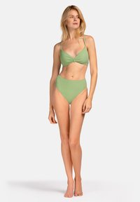 Zielony bikini dwuczęściowy z brązowym stanikiem z podwójnym wiązaniem z przodu i wysokim stanem, wykonany z teksturowanego materiału z minimalnymi akcentami.