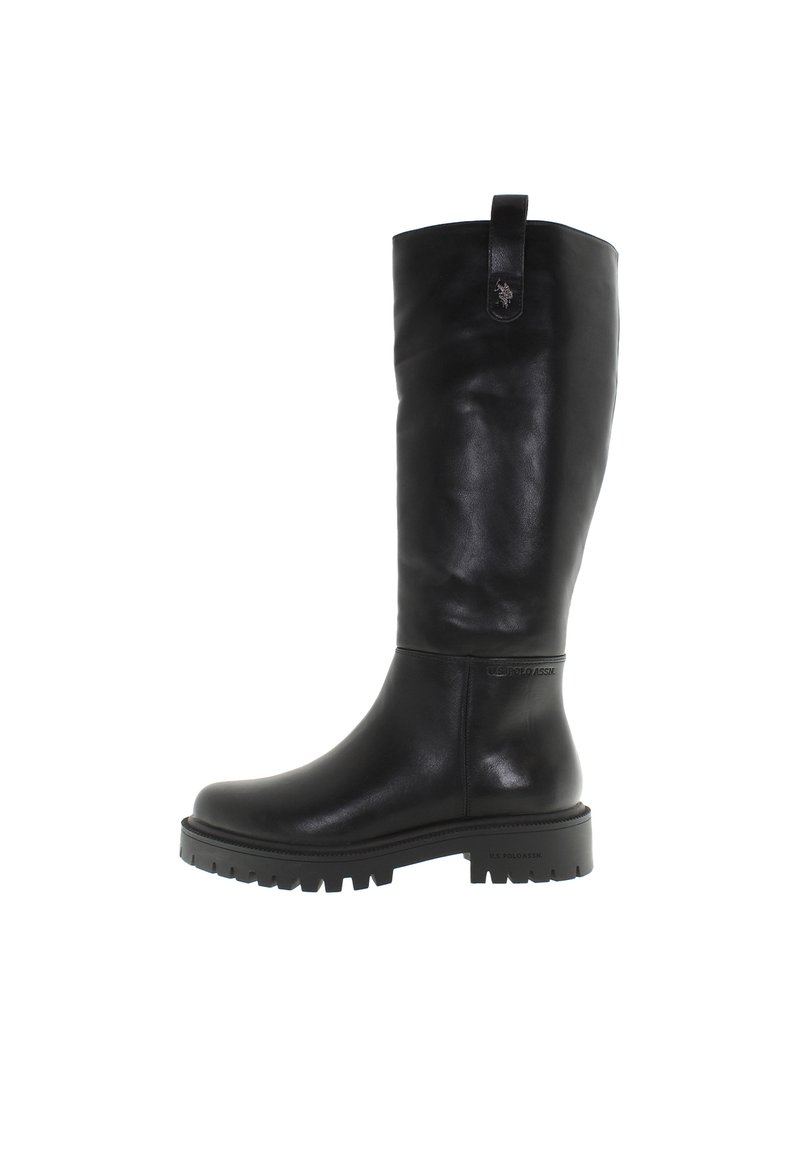 Botas de cuero negras hasta la rodilla con punta redonda, suela gruesa y dentada, y una pestaña de tirón en la parte superior con un detalle de logo. Textura suave.