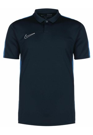 Granatowa koszulka polo Nike z kołnierzykiem, krótkimi rękawami i białym logo Nike swoosh po prawej stronie klatki piersiowej.
