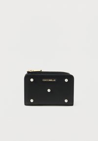 Musta nahkalompakko, jossa on vetoketjusuljin, prässätty logo ja koristeellisia tekokuulia järjestettyinä etupinnalle.