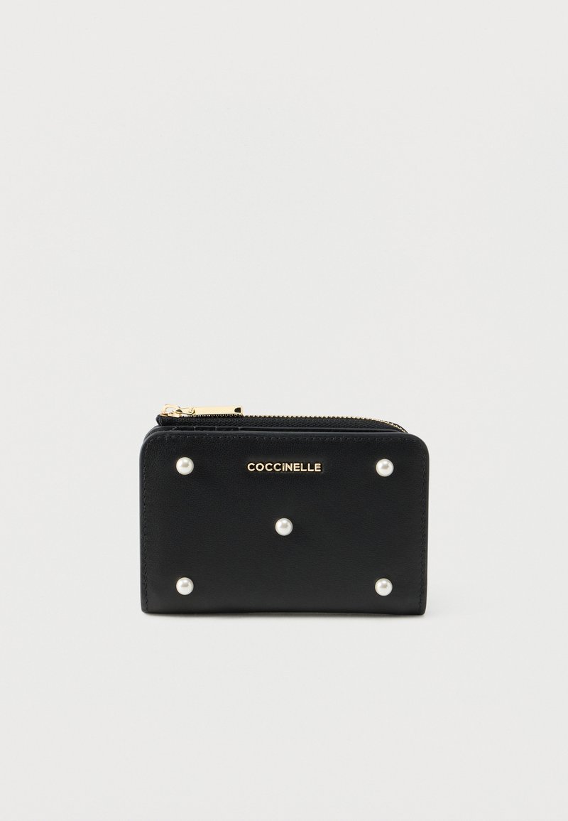 Mustast nahast rahakott, millel on tõmblukuga kinnitus, reljeefne logo ja esipinnal kaunistuseks kunstpärlid.