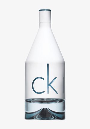 Bouteille en verre clair à la forme effilée ; présente une finition givrée avec un logo "ck" en relief bleu au centre et un bouchon bleu clair.