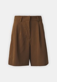 Höga bruna knälånga shorts med bältesöglor, veck framtill och en dold framtidsknäppning mot en vit bakgrund.