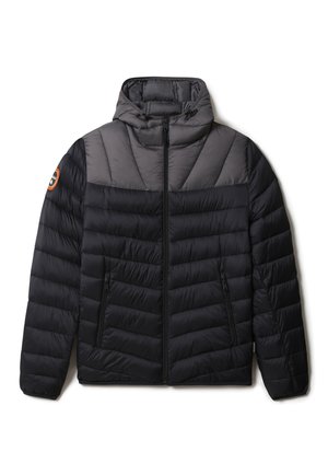 Veste matelassée noire et gris foncé avec capuche, fermeture éclair frontale complète, poches latérales zippées et écusson logo sur la manche gauche.