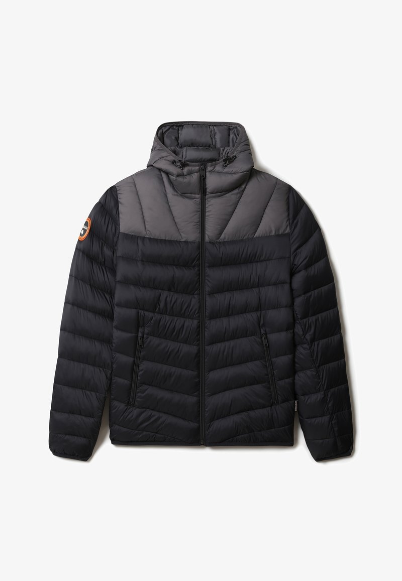 Veste matelassée noire et gris foncé avec capuche, fermeture éclair frontale complète, poches latérales zippées et écusson logo sur la manche gauche.
