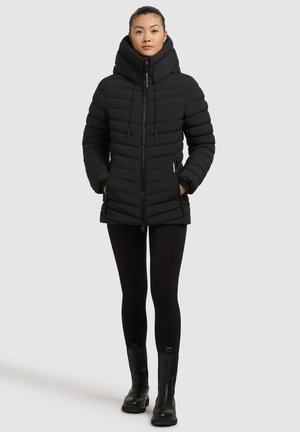 Schwarze Pufferjacke mit großer Kapuze, Reißverschluss und diagonalen Steppnähten. Verfügt über seitliche Taschen und eine taillierte Silhouette.