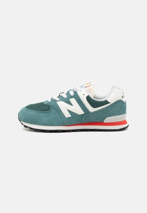 Türkisfarbene Wildledersneaker mit Mesh-Akzenten, weißem Logo und rotem Sohlenakzent. Verfügt über eine runde Zehenpartie und ein schnüren Design für einen sicheren Sitz.