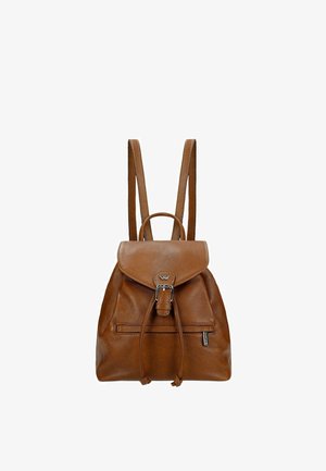 Sac à dos en cuir marron avec une fermeture à cordon, un rabat, une poche avant et des bretelles réglables. Surface texturée avec des détails subtils.