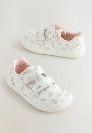 Sneakers bianche con dettagli rosa, design a stampa floreale, due cinturini in Velcro e suola di gomma testurizzata per una migliore aderenza.