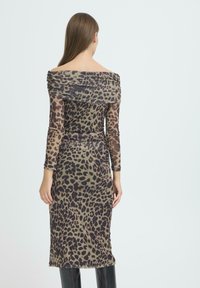 Vestito con stampa leopardata in tessuto trasparente, design scivolato sulle spalle, maniche lunghe e forma aderente, con vita increspata e orlo al ginocchio.