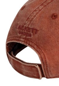 Cappellino di cotone marrone con una texture vellutata, dotato di una tracolla regolabile e logo ricamato sul retro. Design della visiera curvata.