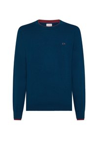 Dunkelblauer Pullover aus weichem Strickmaterial, mit langen Ärmeln und rundem Halsausschnitt. Burgunderfarbene Akzente am Halsausschnitt und an den Bündchen. Kleines Logo auf der Brust.