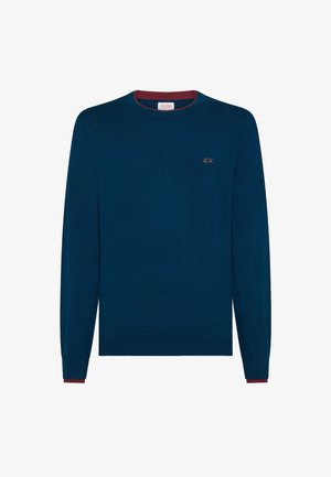 Dark blue sweater made of soft knit fabric, featuring long sleeves and a round neckline. Burgundy accents on the neckline and cuffs. Small logo on the chest.