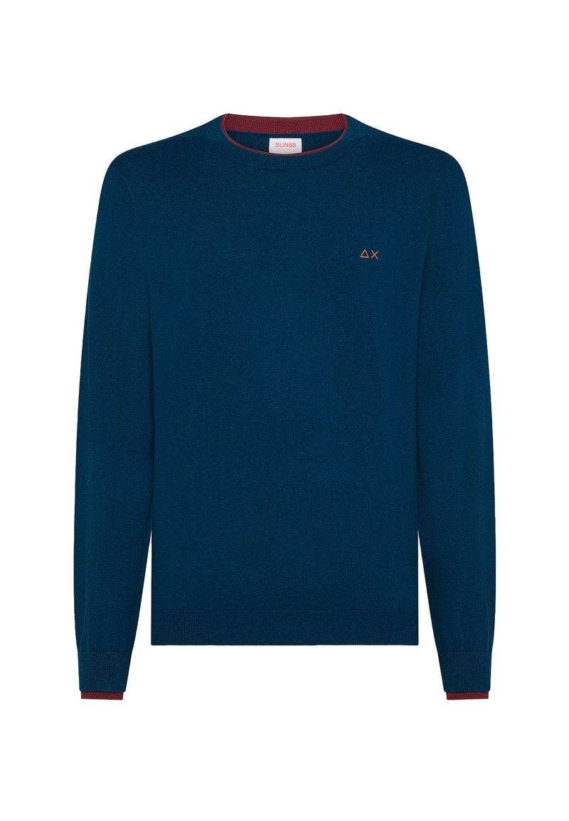 Dunkelblauer Pullover aus weichem Strickmaterial, mit langen Ärmeln und rundem Halsausschnitt. Burgunderfarbene Akzente am Halsausschnitt und an den Bündchen. Kleines Logo auf der Brust.