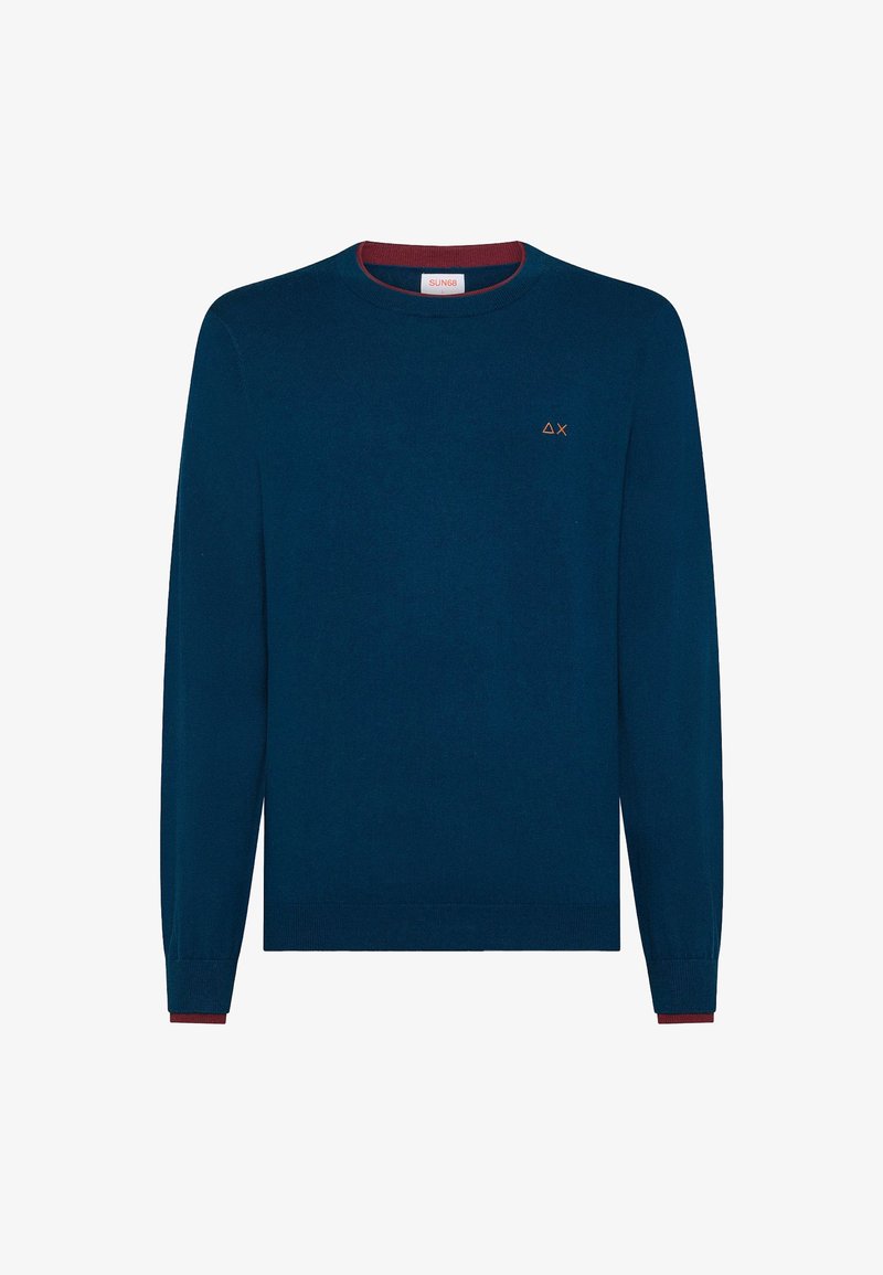 Donkerblauw sweater van zacht breiwerk, met lange mouwen en een ronde halslijn. Bordeaurode accenten op de halslijn en manchetten. Klein logo op de borst.