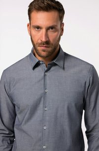 Camisa de botones azul con un patrón, textura tejida y un cuello clásico, con botones oscuros y mangas largas.